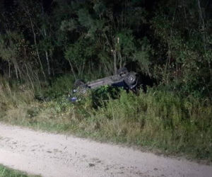 Podegrodzie. Golf dachował w przydrożnych zaroślach. Jedna osoba w szpitalu