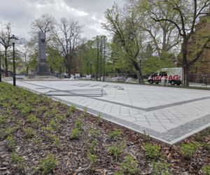 Nowe oblicze placu Wolności. Kwiaciarnie już zamontowane, koniec prac coraz bliżej
