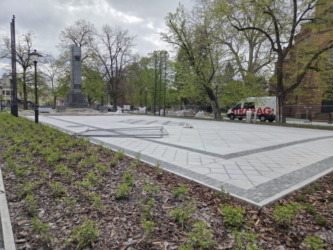Nowe oblicze placu Wolności. Kwiaciarnie już zamontowane, koniec prac coraz bliżej