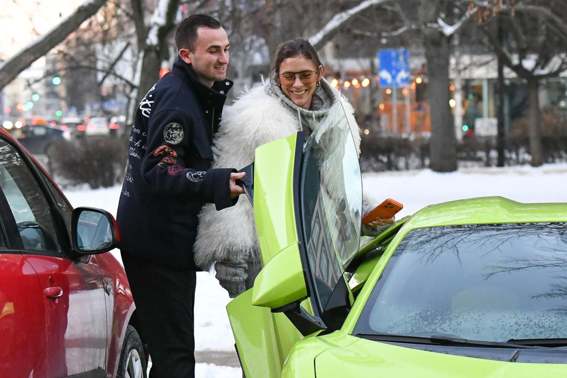 Klaudia Halejcio, mąż jej otworzył auto za całusa
