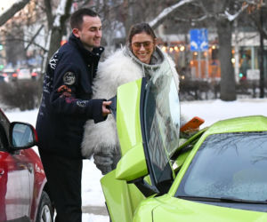 Klaudia Halejcio, mąż jej otworzył auto za całusa