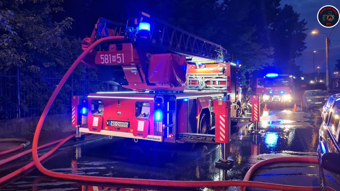 Makabryczny pożar w Pruszkowie. Mieszkanie w bloku płonęło jak zapałka. Nie żyje 17-latek