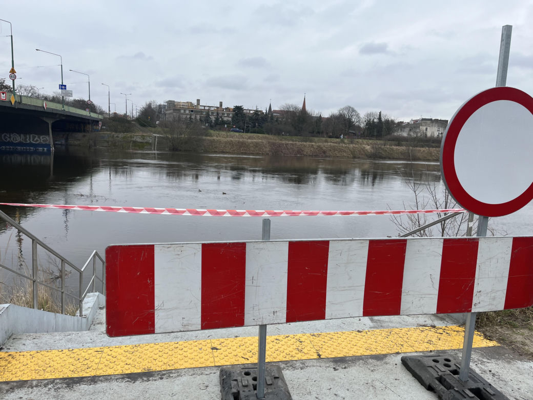 Poziom Warty w Poznaniu najwyższy od lat. Warta i Cybina zalewają pobliski teren