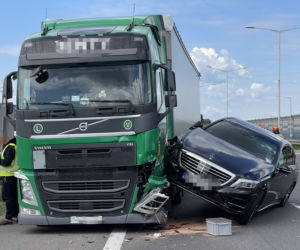 Jaguar stracił koła, mercedes wbił się w ciężarówkę. Spektakularne zderzenie na S8 w Warszawie