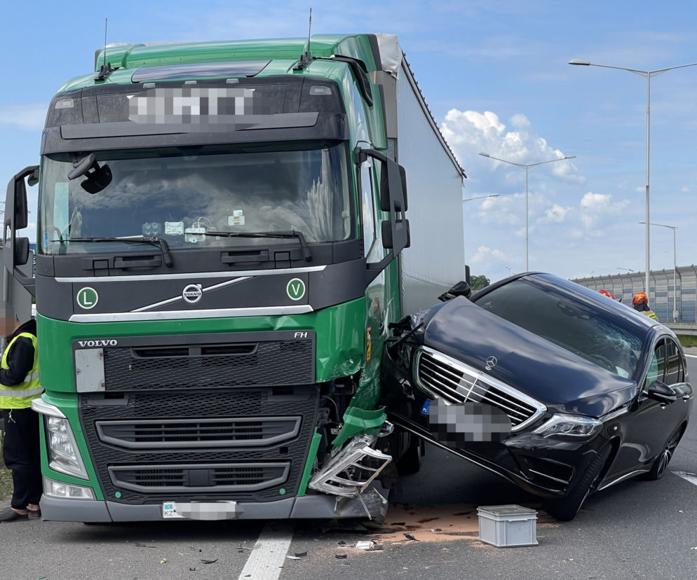 Jaguar stracił koła, mercedes wbił się w ciężarówkę. Spektakularne zderzenie na S8 w Warszawie