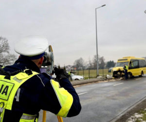 18-letni kierowca bmw walczy o życie po zderzeniu z autobusem. Do szpitala zabrał go śmigłowiec LPR