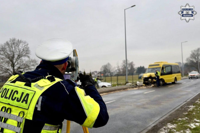 18-letni kierowca bmw walczy o życie po zderzeniu z autobusem. Do szpitala zabrał go śmigłowiec LPR