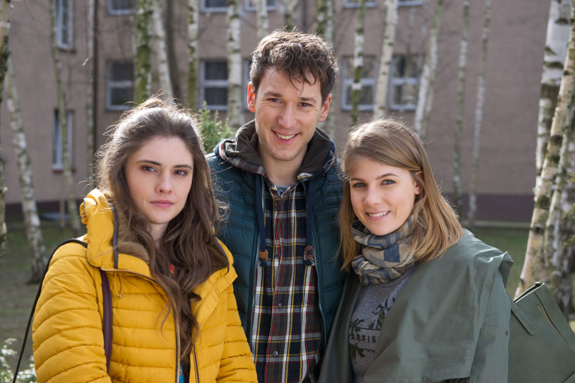 Na Wspólnej 2310, Ola (Marta Wierzbicka), Klaudia (Julia Trembecka), Błażej (Jakub Świderski)