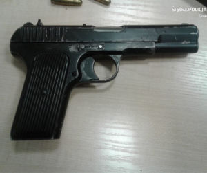 W piwnicy znalazła pistolet i ostrą amunicję. Niezwykłe odkrycie 65-letniej kobiety [ZDJĘCIA]