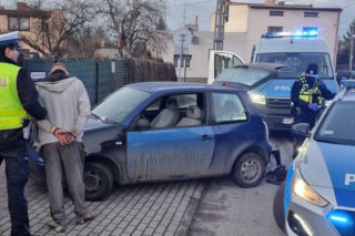 Łódź. Sąsiad po cichu wezwał policję. Złodziej katalizatora nie zdołał uciec