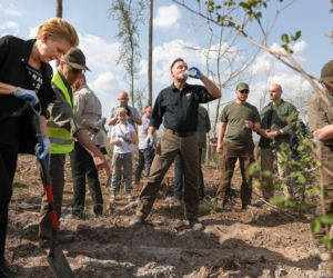 Żona prezydenta Dudy z łopatą. Tak z mężem sadziła las zniszczony przez nawałnicę