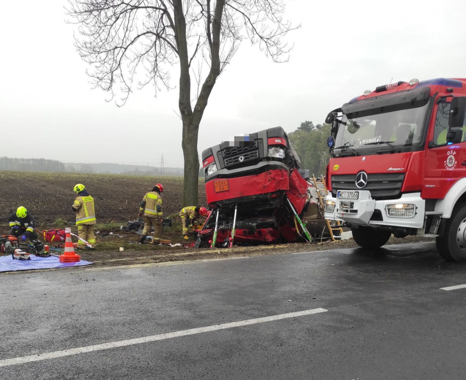 Groźny wypadek pod Glinojeckiem. Z rozbitej cysterny lał się żrący kwas