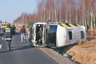 WYPADEK BUSA KROMOLIN - ZDJĘCIA: Uczniowie wypadali przez okna