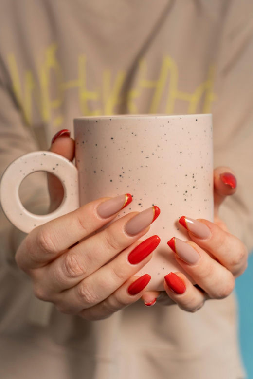 Manicure na wiosnę zachwyca prostotą. Zapomnij o mocnych kolorach i bogatych zdobieniach
