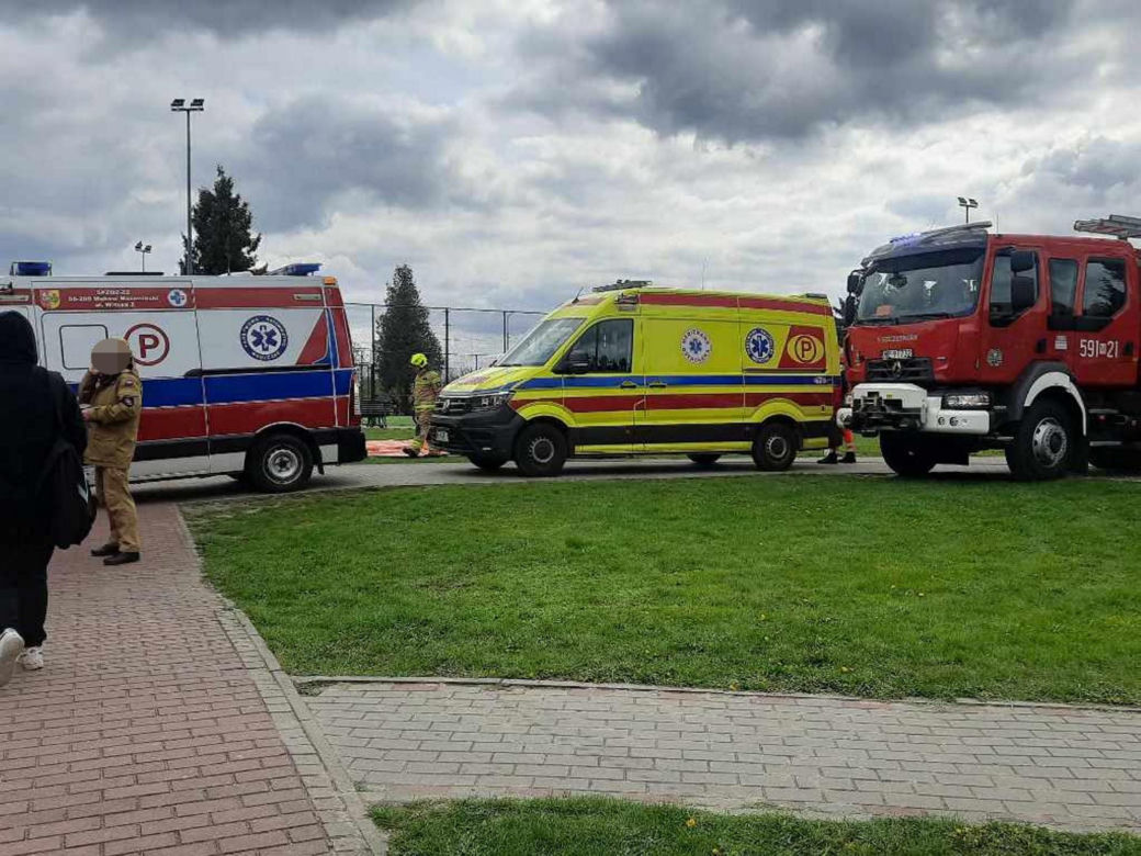 Pilna ewakuacja 300 osób ze szkoły. Uczniowie i nauczyciele wymiotują. Kilkadziesiąt osób poszkodowanych