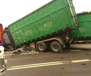Wypadek w Bliznem: Osobówka zderzył się z ciężarówką