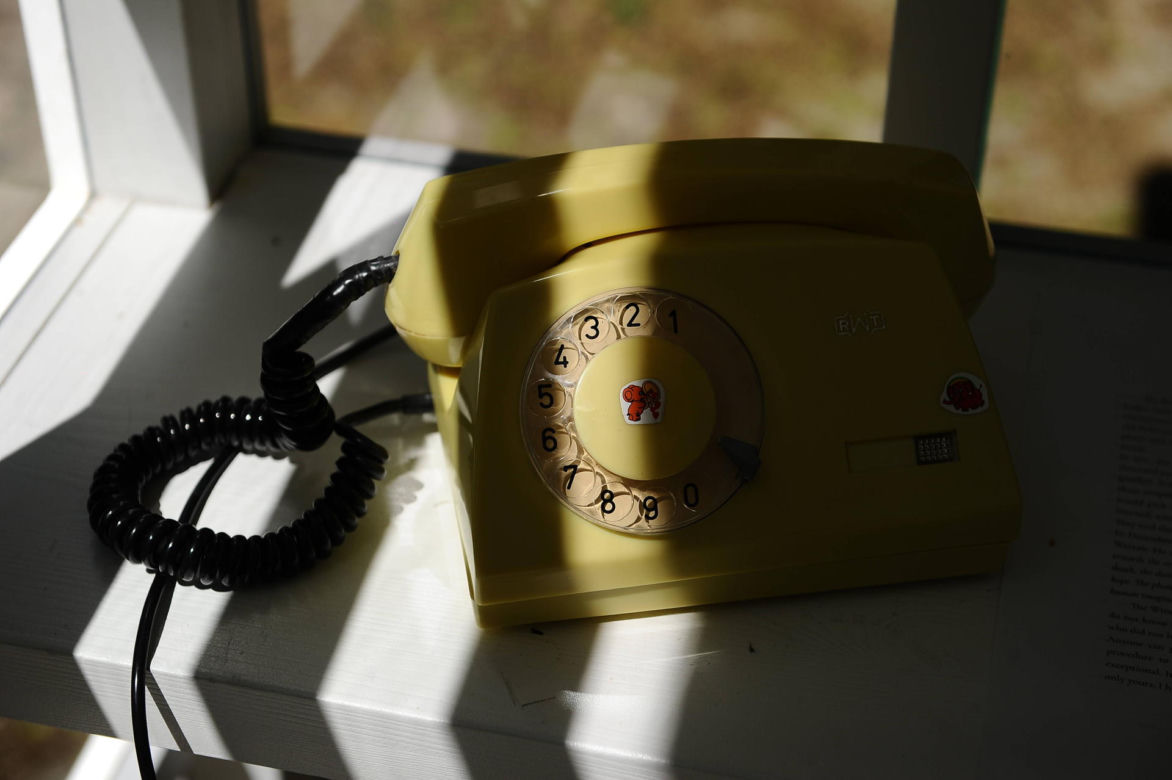 Tutaj porozmawiasz ze zmarłą osobą. Wyjątkowa budka telefoniczna w Warszawie