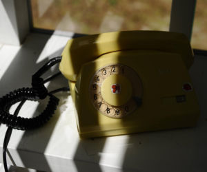 Tutaj porozmawiasz ze zmarłą osobą. Wyjątkowa budka telefoniczna w Warszawie