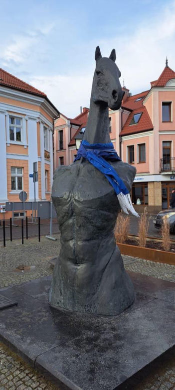 Tak prezentuje się pomnik Seksownego Konia z Konina