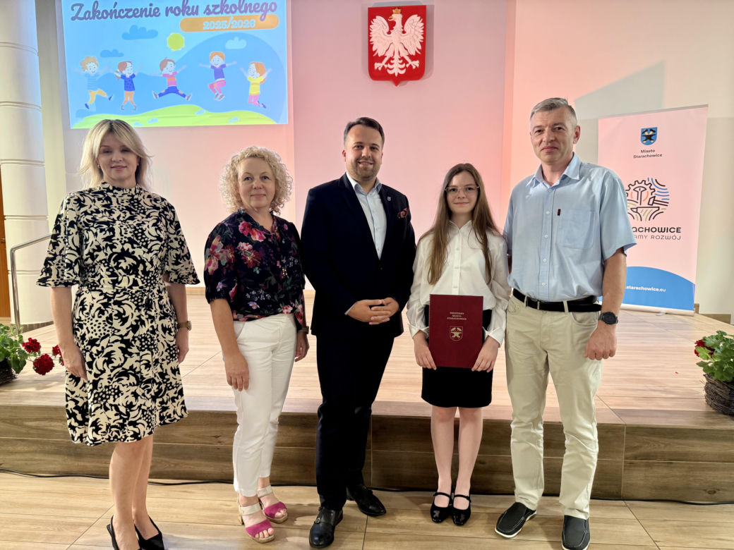 Młode talenty ze Starachowic nagrodzone. Prezydent Marek Materek wręczył stypendia za wybitne wyniki