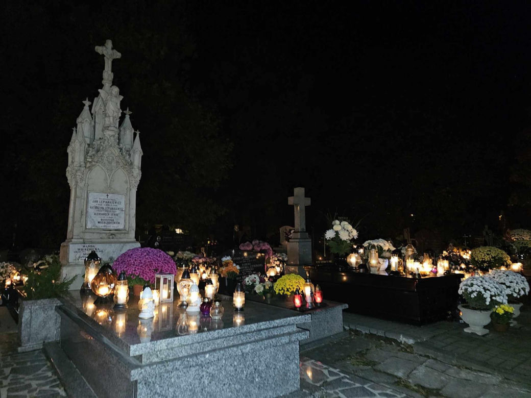 Świąteczne cmentarze po zmroku