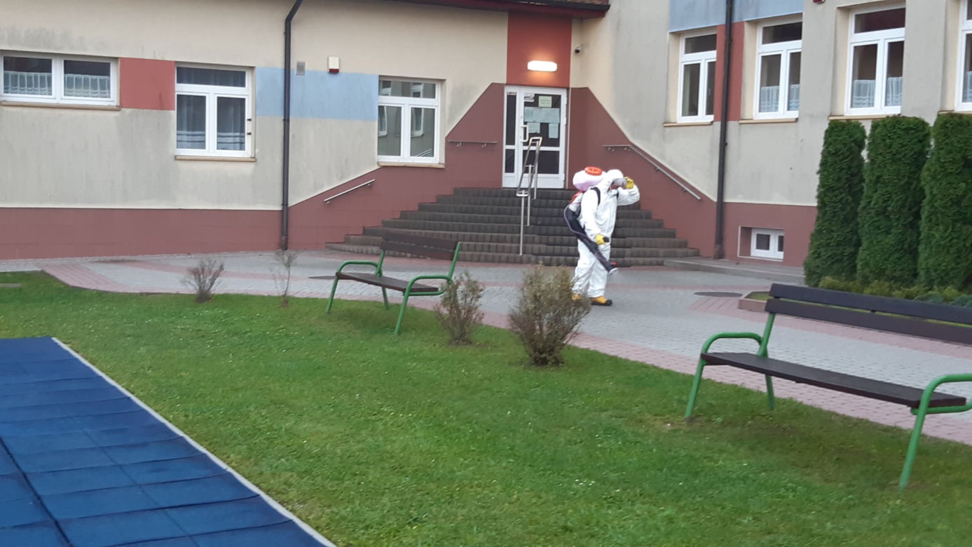 Strażacy dezynfekują ulice, przystanki i urządzenia w gminie Ryglice