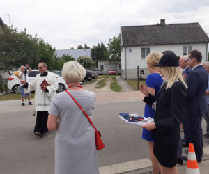 Dąbrówka Stany, gmina Skórzec: nowym wozem strażackim, po nowej drodze, do nowej szkoły