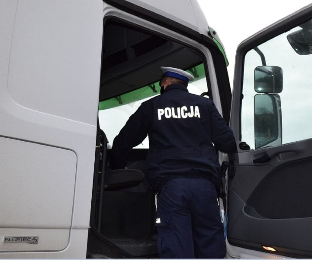 Bulowice. Bryła lodu spadła z tira na inny samochód. Kierowca seicento najadł się strachu