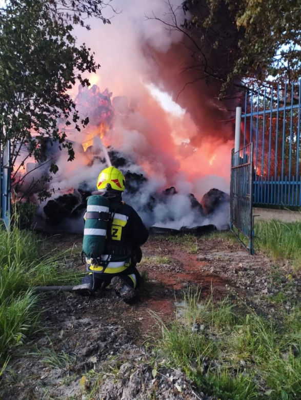Potężny pożar w Cichoradzu pod Toruniem. Zdjęcia z akcji strażaków 