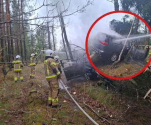 Uciekał z płonącego auta! 15-latek zabrał rodzicom klucze do chryslera i rozbił je na drzewie