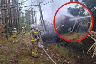 Uciekał z płonącego auta! 15-latek zabrał rodzicom klucze do chryslera i rozbił auto na drzewie
