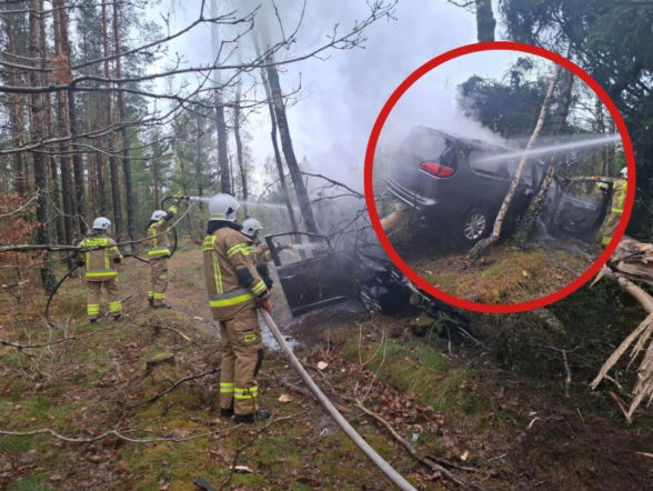 Uciekał z płonącego auta! 15-latek zabrał rodzicom klucze do chryslera i rozbił je na drzewie