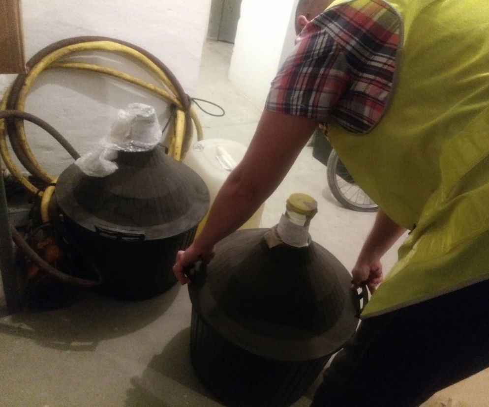  Policja zlikwidowała nielegalną fabrykę alkoholu