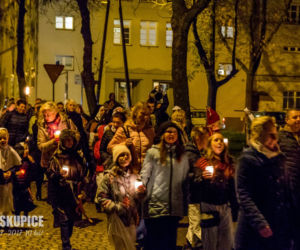 Zabrze: Ulicami miasta przeszedł orszak. Były przebrane dzieci i... dumnie kroczący koń!