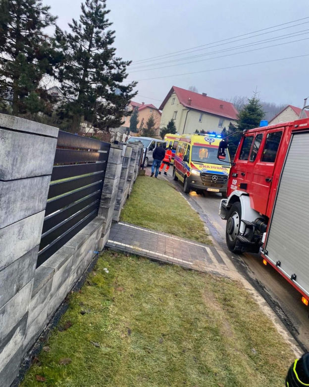 Wypadek busa z przedszkolakami. Jedno dziecko wypadło przez okno 
