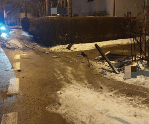 Pijany kierowca staranował rogatki i uderzył w budynek