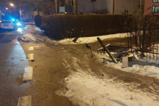 Pijany kierowca staranował rogatki i uderzył w budynek