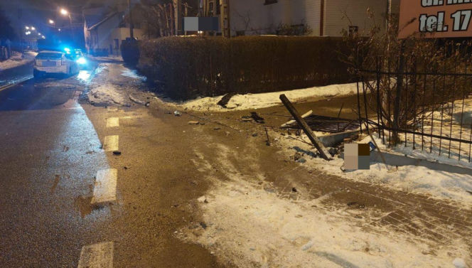 Pijany kierowca staranował rogatki i uderzył w budynek
