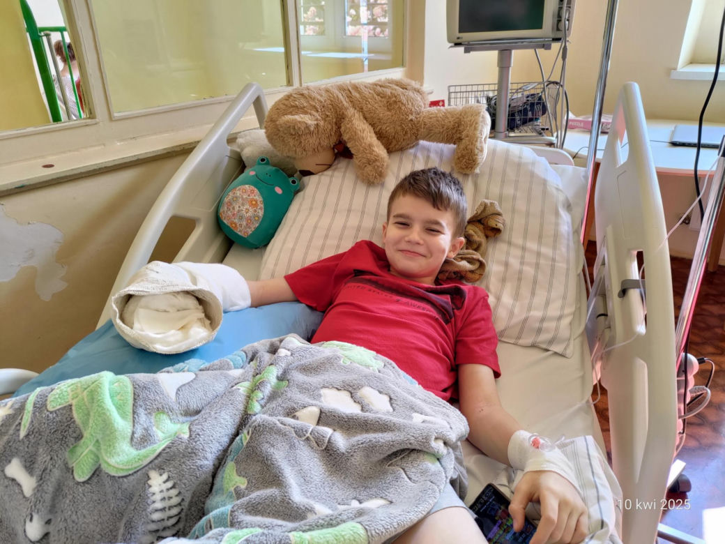 12-letni Arek dziękuje chirurgom z Gliwic. "Lekarze przyszyli moje paluszki"