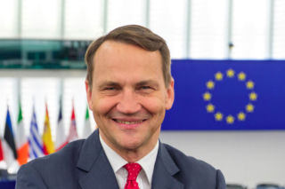Unia popełniła błąd ws. szczepionek? Sikorski komentuje