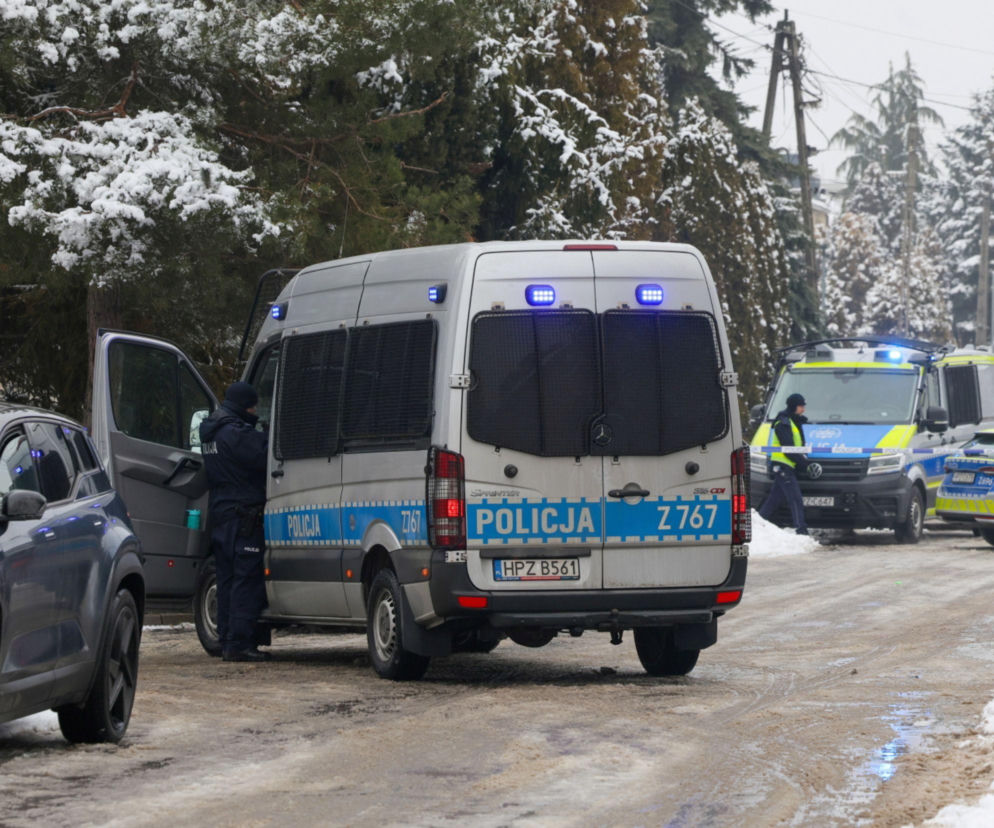Zwłoki dwóch osób w domu w Warszawie. W środku zabarykadował się mężczyzna, został zatrzymany
