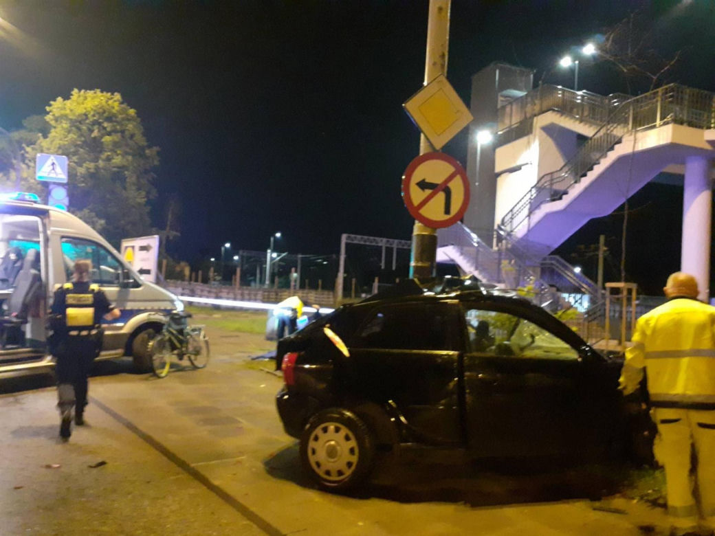 Śmiertelny wypadek w Łodzi. 19-latka roztrzaskała się na słupie [ZDJĘCIA]