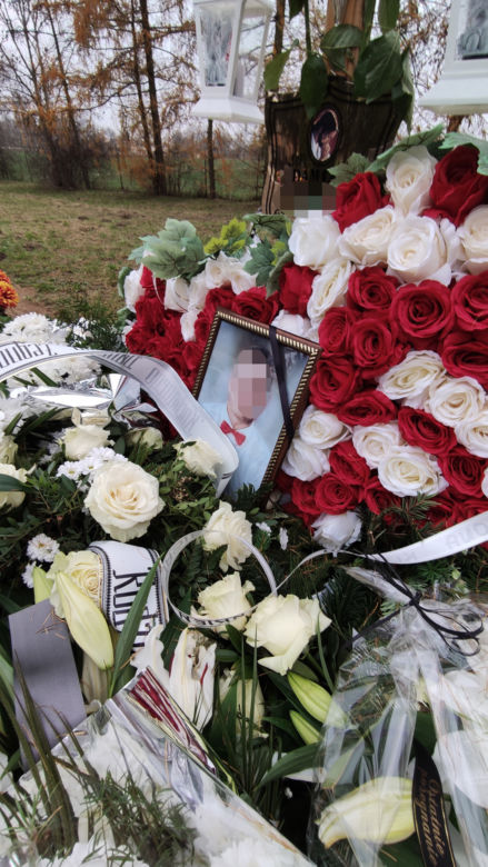 Grób Damiana utonął w kwiatach. Jego ukochana tonie we łzach