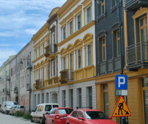 Perła łódzkiej rewitalizacji zaczyna pękać. Koleżanka w domu wodę zbiera szufelkami