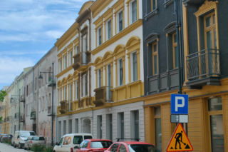 Perła łódzkiej rewitalizacji zaczyna pękać. Koleżanka w domu wodę zbiera szufelkami