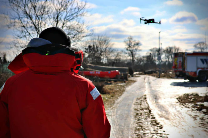 Drony, sonary i ratownicy na lodzie. Trwają poszukiwania zaginionego seniora!