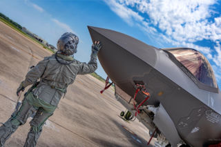 Polskie F-35 w powietrzu. Rajd Powitanie z Polską nad największymi miastami