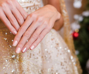 Idealny manicure na Wigilię? Klasyka z odrobiną blasku to zawsze dobry wybór 