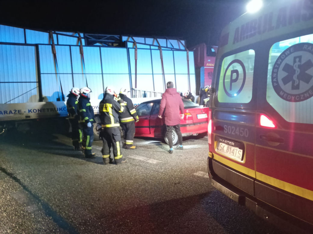 Wypadek w Orzeszu. Volkswagen wbił się w ciężarówkę
