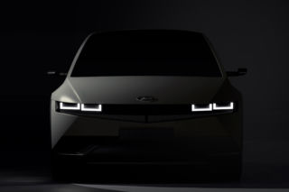 Hyundai ujawnił nowego SUV-a! Elektryczny IONIQ 5 podgrzeje obiad i rozkręci imprezę - WIDEO, ZDJĘCIA